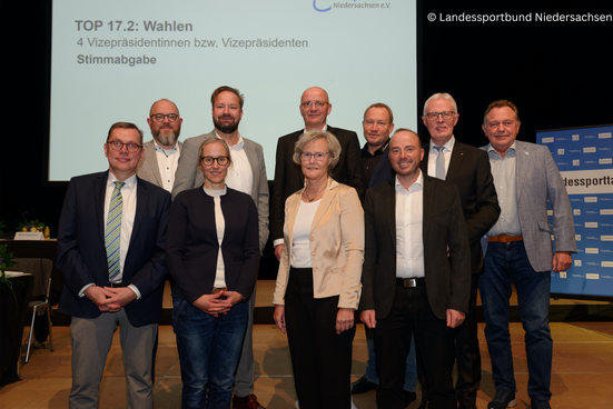 Foto: Das neue LSB-Präsidium Maria Bergmann, Dr. Sabrina Rudolph, Christian Röhling, Jörn Leiding, André Kwiatkowski, Reiner Sonntag, Michael S. Langer, Michael Koop, Reinhard Rawe, Marco Lutz Foto: Oliver Knoblich