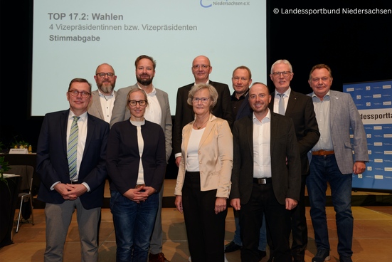 Foto:  Das neue LSB-Präsidium Maria Bergmann, Dr. Sabrina Rudolph, Christian Röhling, Jörn Leiding, André Kwiatkowski, Reiner Sonntag, Michael S. Langer, Michael Koop, Reinhard Rawe, Marco Lutz Foto: Oliver Knoblich