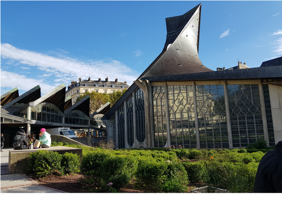 L'église moderne Jeanne d'Arc et le marché couvert, tous les deux inaugurés en 1979