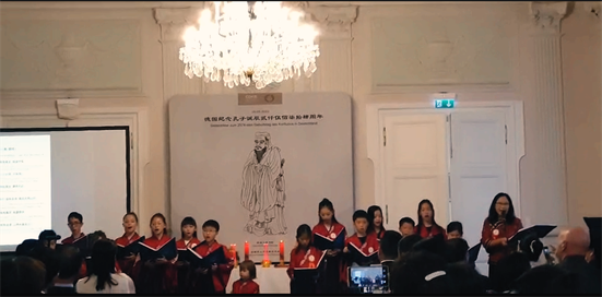 文德书院王老师和学生们一起吟诵 《诗经·小雅·鹿鸣》，以感谢嘉宾朋友们亲身参与德国首次举办的盛大且具有历史意义的祭孔典礼。