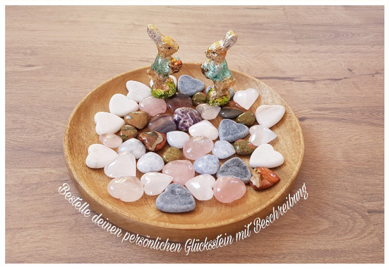 Die Aufnahme zeigt einen Holzteller mit verschiedenen Glückssteinen. Diese stehen für den persönlichen Glücksstein mit Beschreibung, welcher bei Svenja Lampke bestellt werden kann.