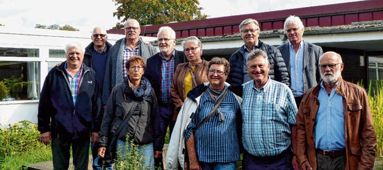 Besichtigten nach 50 Jahren ihre alte Schule: Die Ehemaligen der Schenefelder Aufbauzug-Klasse. 