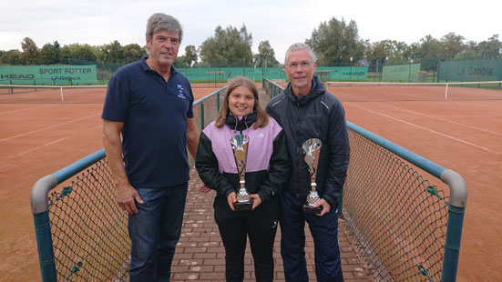 Bernhard Kückmann (links) zeichnete Saskia und Dirk Trombern als Tennis-Vereinsmeister/in aus