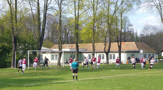 Nach einem Eckball segelt der Ball durch den Luckauer Strafraum.