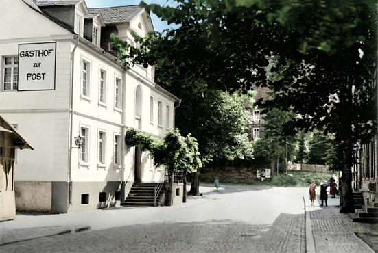Hotel zur Post in Eslohe um 1950: Die Minden-Koblenzer-Landstraße, heutige B55, war noch mit Kopfstein gepflastert.