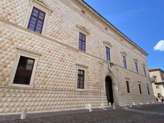 facciata del palazzo dei Diamanti di Ferrara