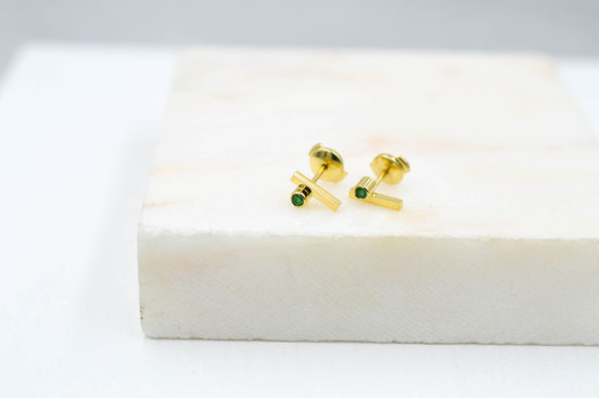 Boucles d'oreilles en or jaune 18 carats recyclé serties d'une émeraude