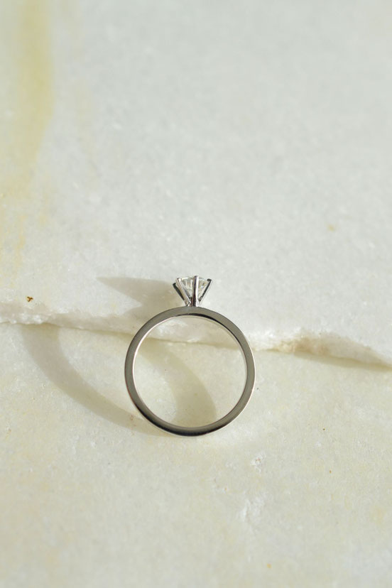 bague de fiançailles en or blanc18k diamant brillant serti 6 griffes 