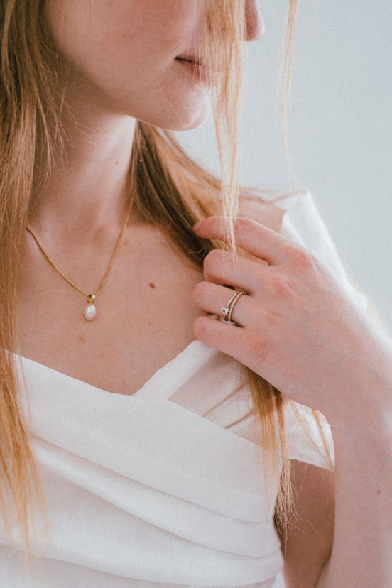 collier de mariée avec perle blanche sur chaine or 