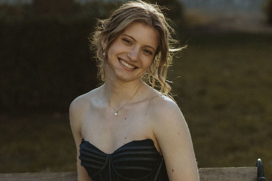 jeune femme portant le collier Précieuses en vermeil avec perle d'eau douce