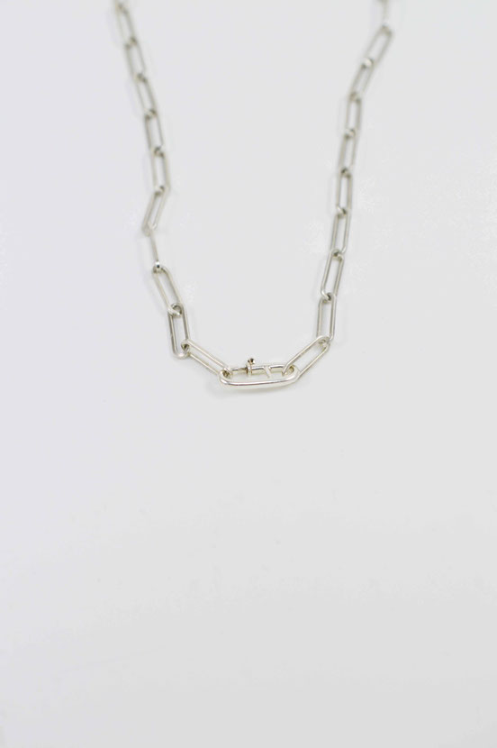 Chaine CHAINS composée de longs maillons en argent sur fond blanc