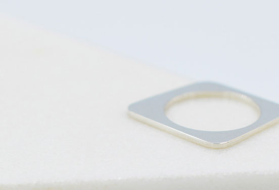 Bague moderne geometrique en argent poli brillant