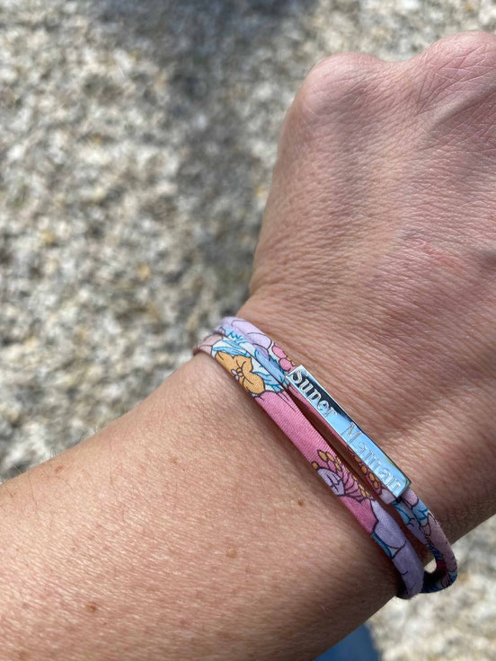 Bracelet Super Maman personnalisé gravé de texte au choix sur cordon en tissus Liberty