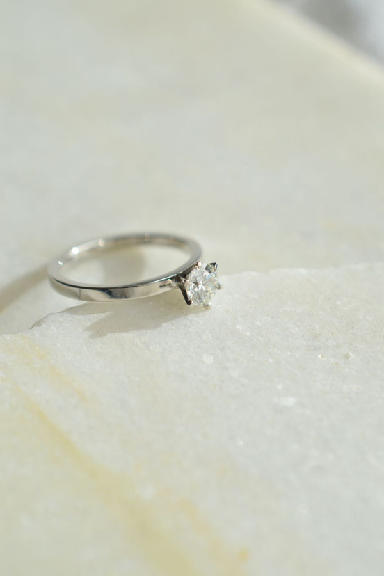 bague de fiançailles en or blanc18k diamant brillant serti 6 griffes 