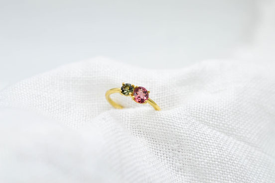 bague en or jaune sertie de deux tourmalines une verte et une rose