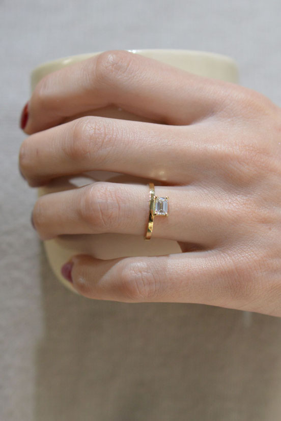bague en or jaune 18k diamant de laboratoire taille émeraude décentré