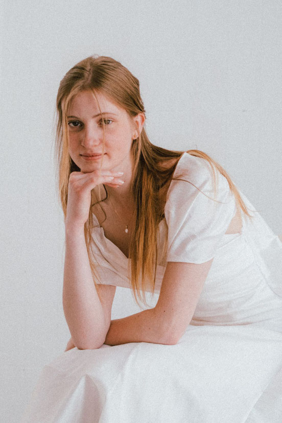 mariée portant un collier  avec perle blanche sur chaine or 