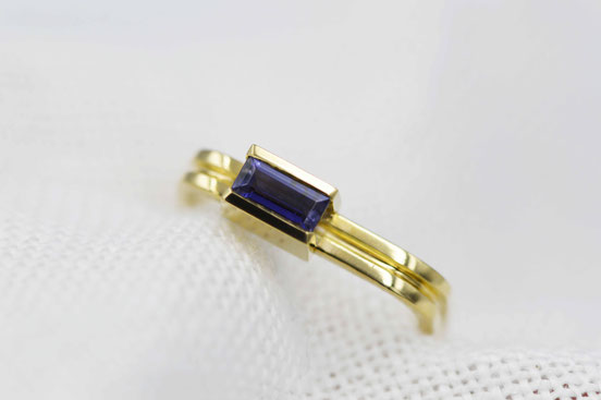 bague Modernist or jaune et iolite de taille baguette