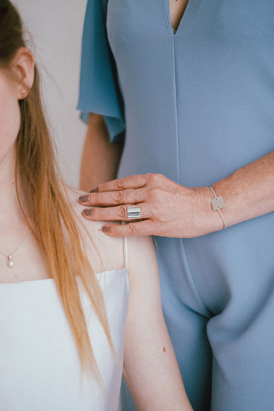 bague carrée en argent portée avec le bracelet collection Forma