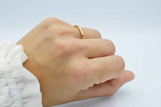 alliance carrée poli brillant or jaune 18ct 1.5mm portée sur main de femme