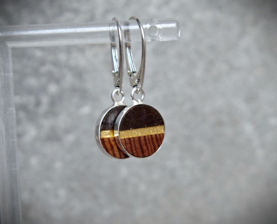 Holzschmuck-Ohrringe aus Pitchpine und Eiche-Hirnholz mit eingebetteter Blattgold-Linie, Silberfassung Ø 12 mm, an Silbercreolen – Jahres-Ringe