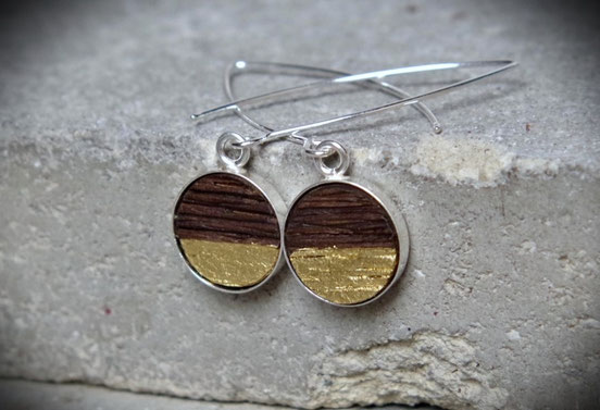 Handgefertigter Ohrschmuck aus historischem Holz mit Blattgold, Platin und 925 Silber von Jahres-Ringe