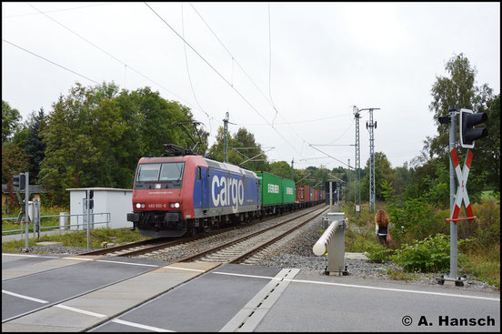 482 032-0 hat am 5. Oktober 2016 den umgeleiteten Containerzug Dgs 52650 am Haken. Hier durchfährt dieser den ehem. Abzw. Furth in Chemnitz 