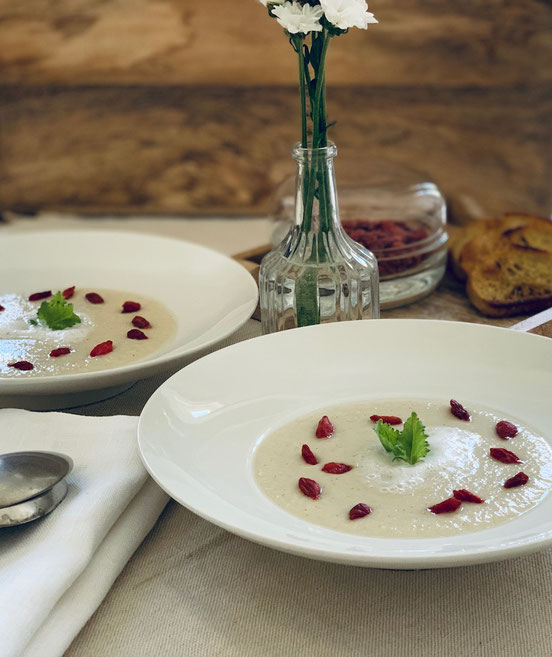 Kohlrabi-Kokosssuppe mit Vanille & Goji-Beeren