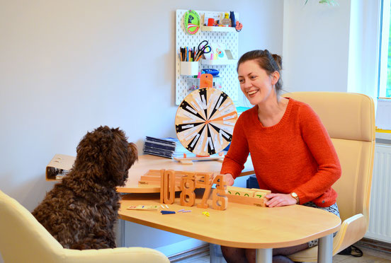 Therapiehund Lotti hilft Kindern beim Vorlesen