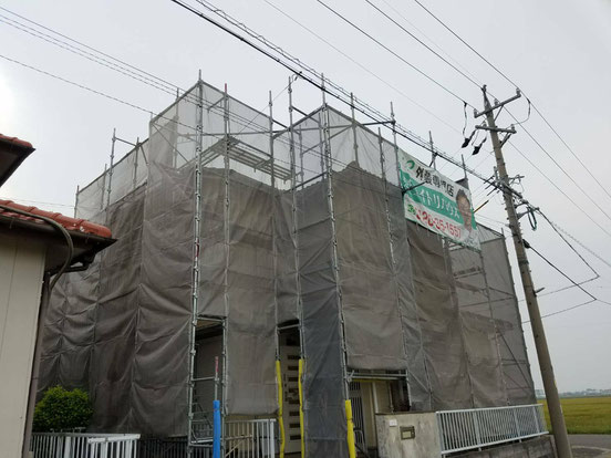 海津町、南濃町、平田町、養老町、輪之内町、羽島市、祖父江町、八開村、立田村、長島町、多度町、屋根モ二エル塗装工事中の屋根塗装工事専門店。海津町札野で屋根モ二エル塗装工事/足場組み作業中