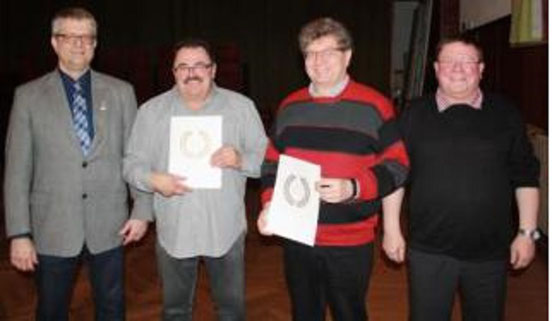 v.l. Vorsitzender Kreischorverband Mathias Nickels, Hans-Günter Setz, Bernhard Diehl, Vorsitzender MGV Michael Wirtz