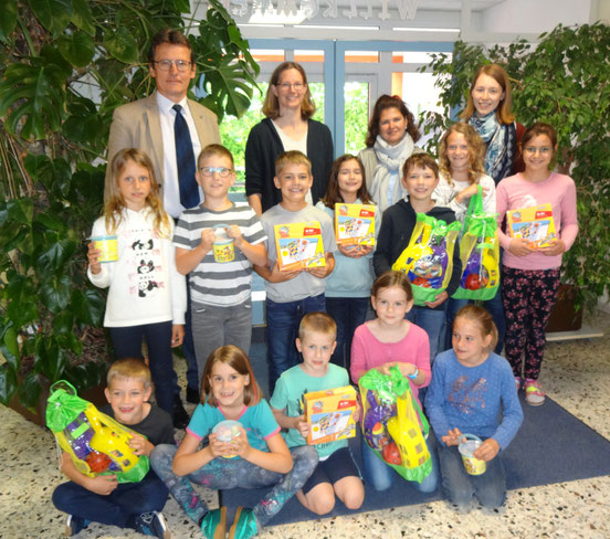 So sehen unsere glücklichen Gewinner des diesjährigen Raiffeisen-Malwettbewerbs aus. In jeder Klasse gibt es drei Gewinner. Die anderen Kinder erhielten ebenfalls einen kleinen Preis, da alle eifrig mitgemacht hatten!