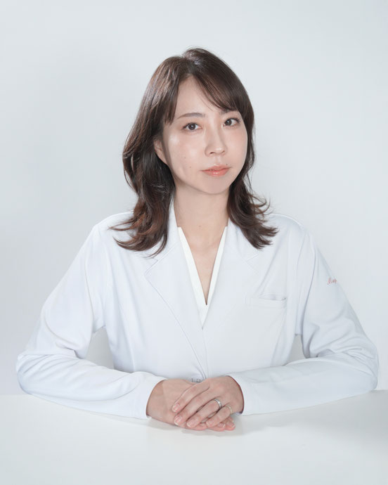 ホワイトニング専門クリニックの女性院長（山本繭子）のポートレート写真