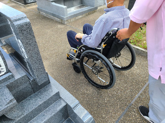 東光墓苑の車椅子でのお参りの様子