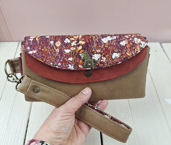 grand portefeuille porte-chéquier femme - pochette clutch avec dragonne amovible - bohème et ethnique - faux cuir cognac, suédine rouille, tissu bordeaux avec fleurs sauvages, artisanat français