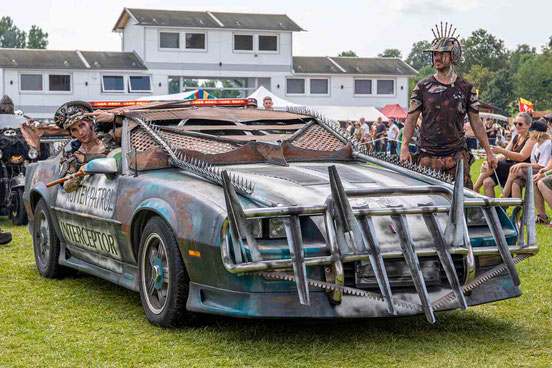 Rotten Raptor Walkingact Endzeit Wasteland Postapokaplyspe Bühnenshow Feuershow Showcar Mad Max