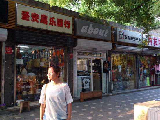 店によりメインで扱っている種類が異なりますが、ホンモノのFenderやGibsonをはじめ、いろんなブランド揃えられています。でもこんな何万元模する楽器を無造作にぶら下げてて大丈夫?とチョット心配したりします。