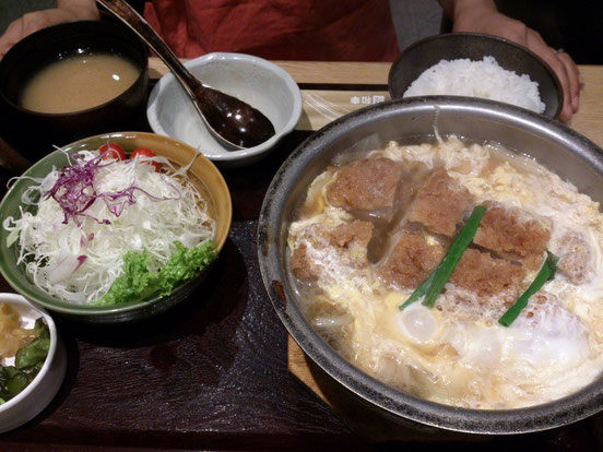 愛ちゃんはカツ煮セット。