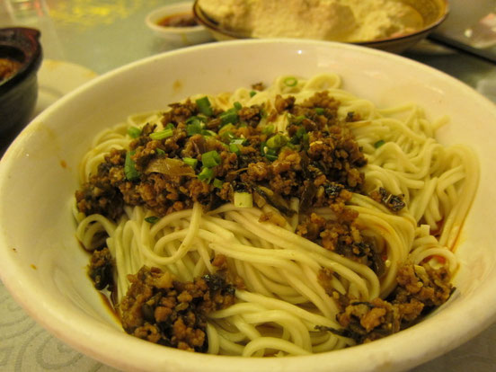 中国では珍しいどんぶりサイズの「担々麺」。