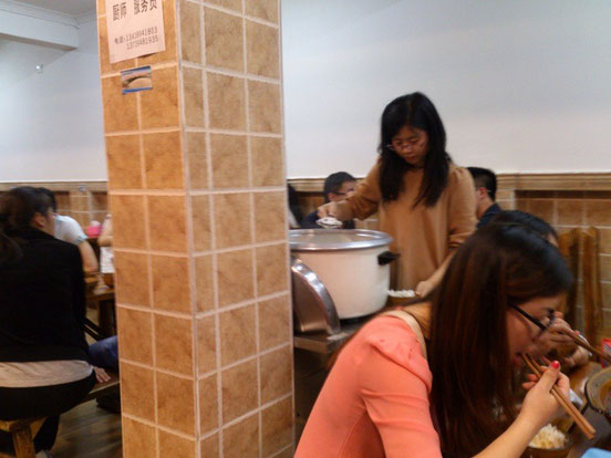 店内の何ヶ所かにごはんやおかゆがあり、自由に食べられます。