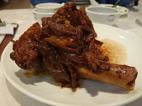 東北菜と言えばコレ、「酱棒骨(JiangBangGu)」ですね。髄液もストローでズズズ~っと。