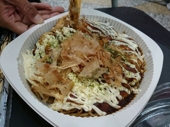 ソースもマヨネーズもたっぷりの広島焼きは18元(約330円)。ボリウムも結構ありました。