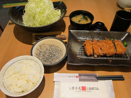 ボクはいつものヒレカツ定食。キャベツは超大盛り!せっかくなのでと思い完食しました~♪