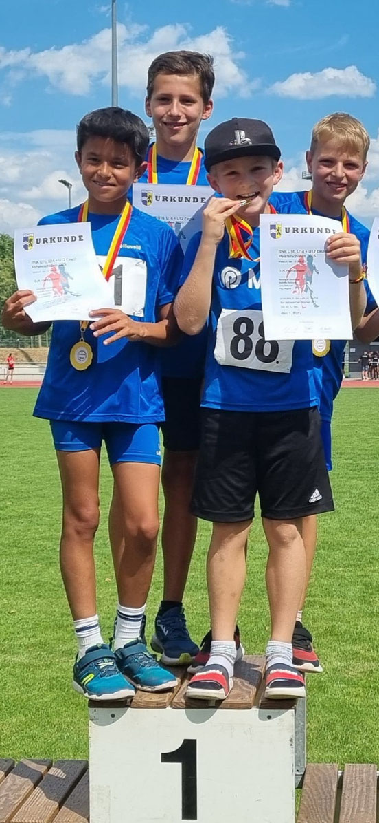 ...einer von vielen Podestplätzen....unser siegreiches U12 Staffelteam (Jona, Paul, Konstantin und Matthias)