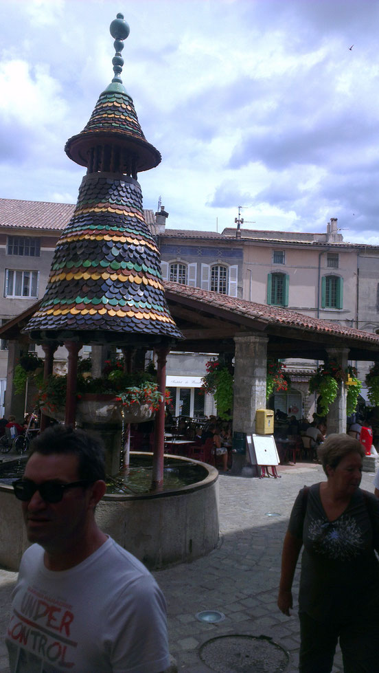 Bild: Centraler Platz in Anduze mit "La fontaine Pagode"