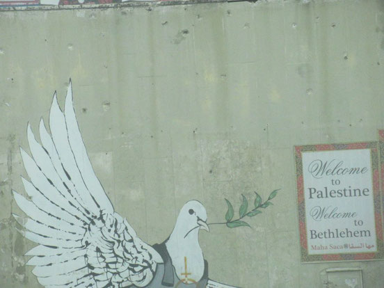 Eines von vielen Graffitis auf der Grenzmauer. Dieses und das Titelbild sind vom Künstler "Banksy"