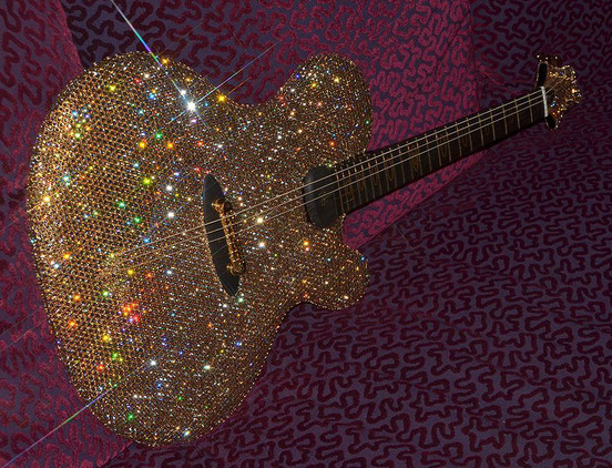 11.000 Swarovksi-Kristalle und Intarsien aus Gold - Lady Gagas neue Style-Gitarre entstammt der Sandokan-Edition. Fotos: Ritter Instruments Deidesheim