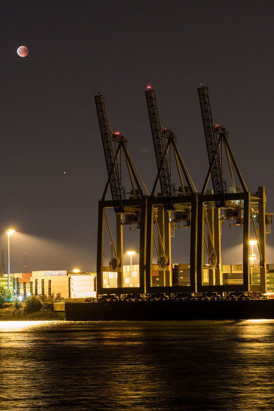 Hamburg Gantry crane during blood moon