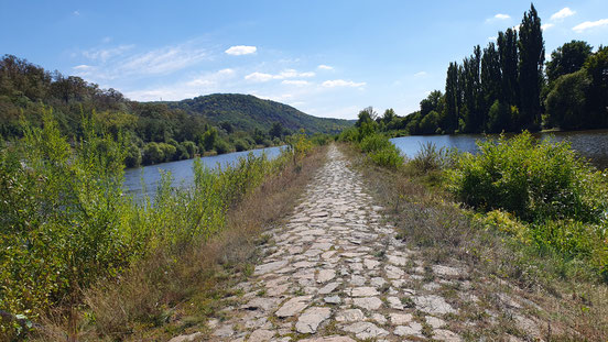 Links die Moldau, rechts die Moldau - das kann nur eine Sackgasse sein...