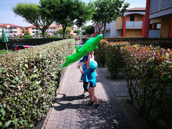 ...mit dem neuen Equipment ab zum Pool!